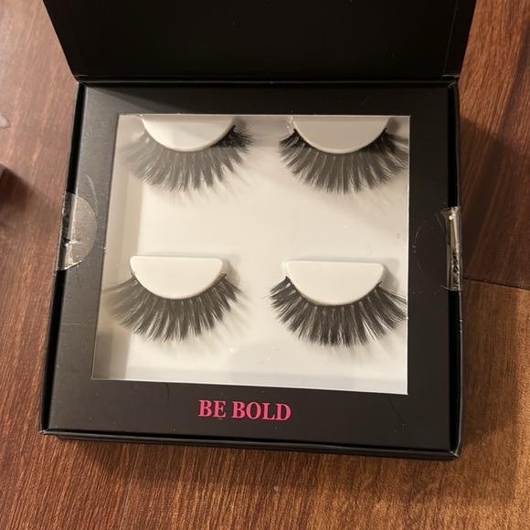 NEW in BOX 7 Sets of Assorted Bold Dramatic Fake Lashes - Picture 2 of 7